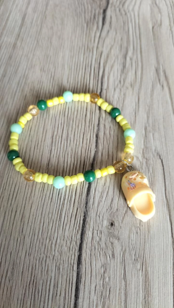 Bracelet à perles avec charm sabot crocs